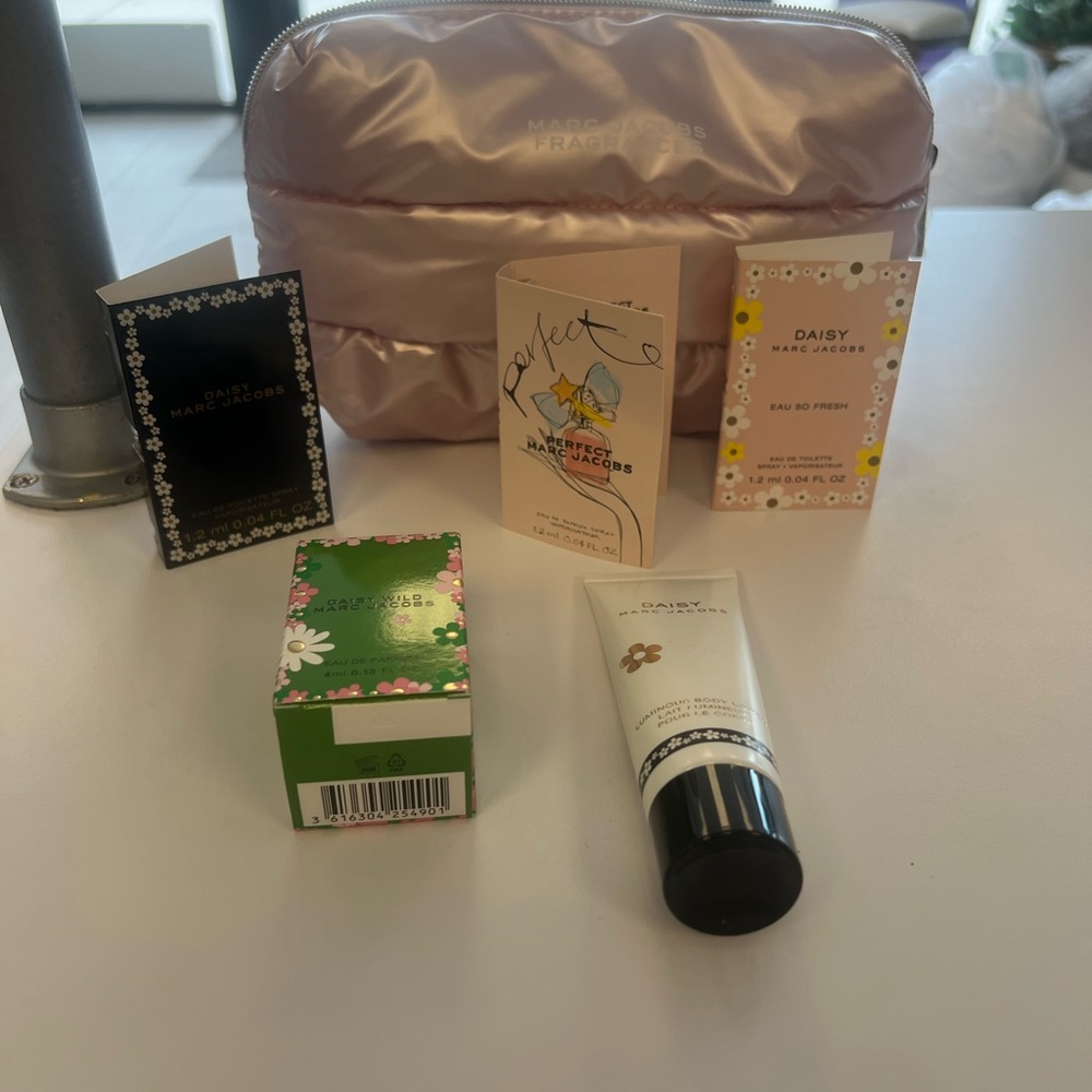 NEW Marc Jacobs Women 6 Piece Daisy Set with Pink Puffer Cosmetics Bag